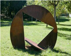Amílcar Castro<br />Escultura em aço,1997.<br />Escultura em aço corten,<br />1,4 m de diâmetro, 2 pol de espessura.<br />Parque Marinha do Brasil