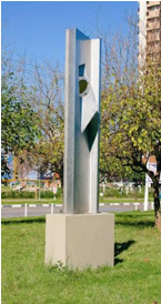 Enio Iommi (Argentina),<br /><em>Sem título</em>,1997.<br />Escultura em aço inox polido,<br />aproximadamente 2 x 0,7 m.<br />Parque Marinha do Brasil