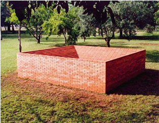 Carlos Fajardo (Brasil).<br /><em>Sem título</em>,1997.<br />Escultura em tijolos,<br />4,2 m (l) x 1 m (a).<br />Parque Marinha do Brasil
