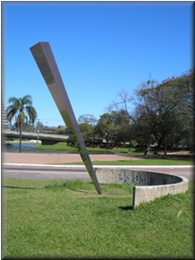 Cláudia Stern<br /><em>Monumento a Zumbi</em><br />Escultura em aço<br />Avenida Loureiro da Silva