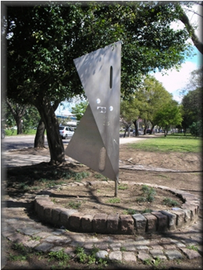 Claudia Stern<br /><em>Memorial de Luta contra a AIDS</em><br />Escultura em aço cromado<br />Praça Carlos Armando Gadret<br />(imagem da obra pichada)