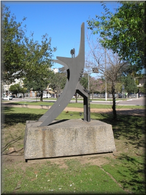 Cláudia Stern<br /><em>Memorial ao policial morto em serviço</em><br />Escultura em aço<br />Praça Isabel, a católica