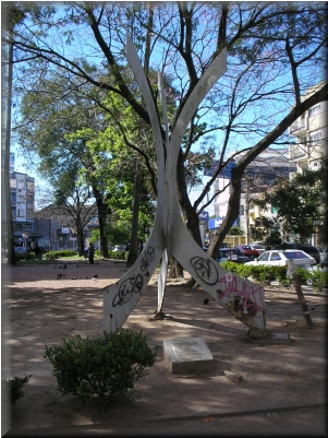 Cláudia Stern<br /><em>Expansão</em><br />Escultura em aço<br />Praça Atos Damasceno Ferreira