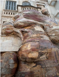 Henrique Oliveira, <em>Tapume</em>, 2009<br />Construção com compensado flexível reciclado e canos dePVC.<br />Rua da Praia.